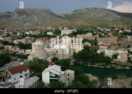 11. Juli 2006; Mostar, Bosnien und Herzegowina; Die heimliche Hauptstadt der Herzegowina Mostar liegt am Fluss Neretva und ist die fünftgrößte Stadt des Landes. Mostar war benannt nach der alten Brücke (Stari am meisten) und die Türme an den Seiten, "die Brücke Pfleger." Ende des 15. Jahrhunderts gegründete war Mostar die administrative Hauptstadt für das Osmanische Reich in der Herzeg Stockfoto