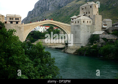 11. Juli 2006; Mostar, Bosnien und Herzegowina; Die alte Brücke in Mostar, Bosnien und Herzegowina wurde im Jahr 2003 umgebaut, nach ihrer Zerstörung im Jahr 1993 während des Bosnienkrieges. Das Wahrzeichen der Stadt, die alte Brücke (Stari Most) gehört zu den wichtigsten Bauten der osmanischen Ära und von den Studenten der berühmten osmanischen Architekten Mimar Sinan (Architekt Sinan), Mimar Hayrettin gebaut Stockfoto