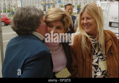 10. Juli 2006; San Francisco, CA, USA; Anwalt Gloria Allred, Center, bekommt einen Kuss von ihrem Kunden Robin Tyler, links, wie ihr Partner Diane Olson vor dem Earl Warren Gebäude in San Francisco Montag, 10. Juli 2006 blickt auf. Sie waren eine Lizenz in Beverly Hills zu heiraten, denn die waren des gleichen Geschlechts verweigert. Das Paar hat nach San Francisco, ihren Fall vor streiten kommen. Stockfoto