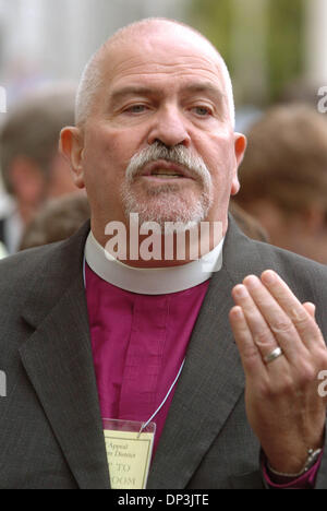 10. Juli 2006; San Francisco, CA, USA; Pastor Troy D. Perry hält seinen Ehering als er mit den Medien außerhalb des Staates Kalifornien Earl Warren Gebäudes in San Francisco Kalifornien, Montag, 10. Juli 2006 spricht. Perry und seine Partner sind legal in Kanada verheiratet. Obligatorische Credit: Foto von Bob Larson/Contra Costa Times / ZUMA Press. (©) Copyright 2006 von Contra Costa Times Stockfoto