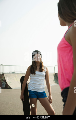 Mädchen hängen im Skatepark, Feudenheim, Mannheim, Baden-Württemberg, Deutschland Stockfoto