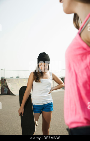 Mädchen hängen im Skatepark, Feudenheim, Mannheim, Baden-Württemberg, Deutschland Stockfoto