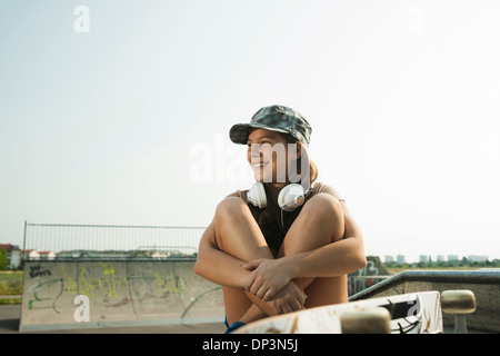 Mädchen hängen im Skatepark, Feudenheim, Mannheim, Baden-Württemberg, Deutschland Stockfoto