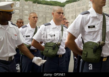 13. Juli 2006; Westpunkt, NY, USA; Foto: 26. Juni 2006; Neuen Kadetten sind bekannt für viel schwitzen, aufgrund von Stress und Hitze des Hudson Valley Sommer. Jede neue Cadet trägt eine zwei-Quart-Kantine des Wassers. Während des Sommers wird Cadet Cadre spontan schreien, "Die neuen Kadetten Hitze schlagen." Neuen Kadetten wiederholen den Satz mit der korrekten Anrede und nehmen Sie einen Drink aus ihrer cante Stockfoto