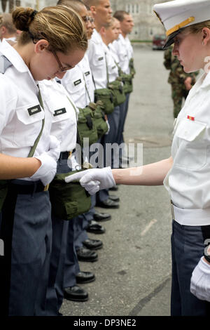 13. Juli 2006; Westpunkt, NY, USA; Foto: 26. Juni 2006; Neue Cadet Kiernan bekommt ihr Squad-Leader auf ihrem Gig Linie korrigiert. Die Klappe des Hemdes, Kante der Schnalle und fliegen alle Hosen haben zum Line-up. Im Jahr 2006 wird 30 Jahre Frauen am Westpunkt, United States Military Academy (USMA) sowie die Militärakademien. Im Jahr 1975 unterzeichnete Präsident Ford Erlasse Stockfoto