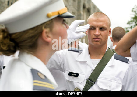 13. Juli 2006; Westpunkt, NY, USA; Foto: 26. Juni 2006; Eines neuen Kadett Kiernan Gruppenkameraden bekommt ein wenig Anpassung von ihrem Squad-Leader in seine Handhaltung während der Kader Praktiken salutieren. Im Jahr 2006 wird 30 Jahre Frauen am Westpunkt, United States Military Academy (USMA) sowie die Militärakademien. Im Jahr 1975 unterzeichnete Präsident Ford Gesetzgebung allowi Stockfoto