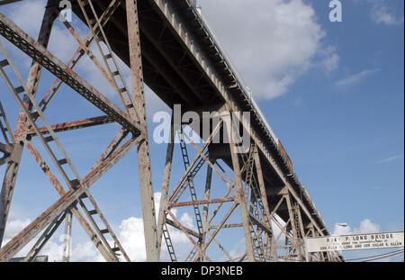 13. Juli 2006; Jefferson Parish, LA, USA; Die Huey P. Long Bridge in Jefferson Parish, Louisiana ist eine freitragende Stahl durch Fachwerkbrücke, die eine zweigleisigen Eisenbahnstrecke über den Mississippi River bei Meile 106.1 mit zwei Fahrspuren von US-90 auf jeder Seite der zentralen Titel trägt. Eröffnet im Dezember 1935 die Walnut Street Ferry zu ersetzen, wurde die Brücke für eine sehr Popul benannt. Stockfoto