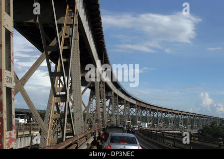 13. Juli 2006; Jefferson Parish, LA, USA; Die Huey P. Long Bridge in Jefferson Parish, Louisiana ist eine freitragende Stahl durch Fachwerkbrücke, die eine zweigleisigen Eisenbahnstrecke über den Mississippi River bei Meile 106.1 mit zwei Fahrspuren von US-90 auf jeder Seite der zentralen Titel trägt. Eröffnet im Dezember 1935 die Walnut Street Ferry zu ersetzen, wurde die Brücke für eine sehr Popul benannt. Stockfoto