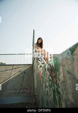 Mädchen hängen im Skatepark, Feudenheim, Mannheim, Baden-Württemberg, Deutschland Stockfoto