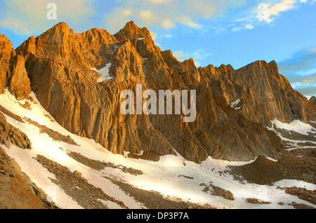 LEDE, Sprung: Mount Whitney Osten Gesicht Pinnacles, Nadeln, manchmal genannt, von 13.000 Fuß Sonntag, 23. Juli 2006 gesehen. Annäherung an den Berg von Whitney Trail Wanderer müssen zurecht rücken, oder Westseite, von den Zinnen des Gipfels 14.496 Fuß--in diesem Bild ganz rechts erreichen. Die Sacramento Biene / Carl Costas Stockfoto