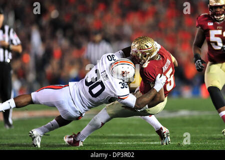 6. Januar 2014 Pasadena, CA. Florida State Seminolen Quarterback Jameis Winston #5 ist für einen Verlust von sieben Hof von Auburn Tigers defensives Ende Dee Ford #30 im ersten Quartal in Aktion während der BCS College Football National Championship Game zwischen den Auburn Tigers und der Florida State Seminolen in der Rose Bowl am 6. Januar 2014 in Pasadena, Kalifornien entlassen... Die Florida State Seminolen besiegen die Auburn Tigers 34-31 um BCS National Championship zu gewinnen... Louis Lopez/CSM Stockfoto