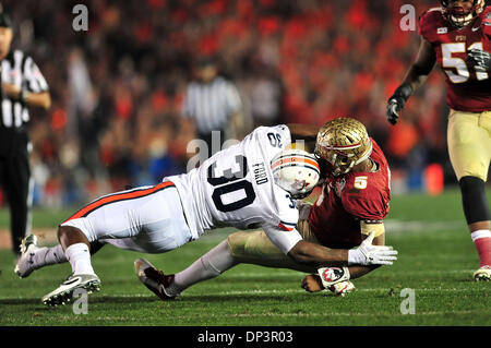 6. Januar 2014 Pasadena, CA. Florida State Seminolen Quarterback Jameis Winston #5 ist für einen Verlust von sieben Hof von Auburn Tigers defensives Ende Dee Ford #30 im ersten Quartal in Aktion während der BCS College Football National Championship Game zwischen den Auburn Tigers und der Florida State Seminolen in der Rose Bowl am 6. Januar 2014 in Pasadena, Kalifornien entlassen... Die Florida State Seminolen besiegen die Auburn Tigers 34-31 um BCS National Championship zu gewinnen... Louis Lopez/CSM Stockfoto