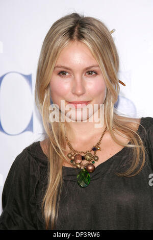 15. Juli 2006; Pasadena, Kalifornien, USA; Schauspielerin SARAH CARTER auf der Summer Press Tour 2006 - CBS Party statt in der Rose Bowl. Obligatorische Credit: Foto von Lisa O'Connor/ZUMA Press. (©) Copyright 2006 von Lisa O'Connor Stockfoto