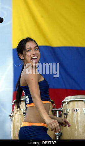 16. Juli 2006; West Palm Beach, FL, USA; Michelle Burgos von Miami, 18, tanzt auf der Bühne mit ihrem Bruder Michael, nicht abgebildet, auf dem kolumbianischen Independence Day Festival im Süden Florida Fairgrounds Amphitheater Samstag.  Obligatorische Credit: Foto von Taylor Jones/Palm Beach Post/ZUMA Press. (©) Copyright 2006 von Palm Beach Post Stockfoto