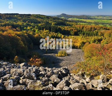 Basaltgestein mit Landschaft im Herbst, Schafstein, Ehrenberg, Berge der Rhön, Hessen, Deutschland Stockfoto