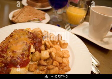 17. Juli 2006; New Orleans, LA, USA; Tchoupitoules Omelette an Sheraton New Orleans. 1110 Zimmer Sheraton New Orleans an der Canal Street blieb offen durch Hurrikan "Katrina" und Rettungsassistenten und Personal in der Folgezeit untergebracht. Seit März 2006 wurde sie für Touristen und Geschäftsreisende wiedereröffnet. Obligatorische Credit: Foto von Kayte Deioma/ZUMA Press. (©) Copyright 2006 von Stockfoto