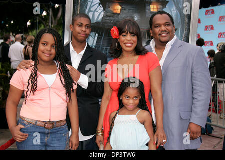 17. Juli 2006; Westwood, Kalifornien, USA; Schauspielerin NIECY NASH & Familie auf der "Monster House" Los Angeles Premiere statt im Village Theatre. Obligatorische Credit: Foto von Lisa O'Connor/ZUMA Press. (©) Copyright 2006 von Lisa O'Connor Stockfoto