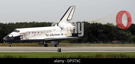 17. Juli 2006; Cape Canaveral, FL, USA; Die Raumfähre landete Entdeckung am Kennedy Space Center drei Meile langen Start-und Landebahn bei 09:14 Montagmorgen nach 13 Tagen im Raum.  Obligatorische Credit: Foto von Paul J. Milette/Palm Beach Post/ZUMA Press. (©) Copyright 2006 von Palm Beach Post Stockfoto