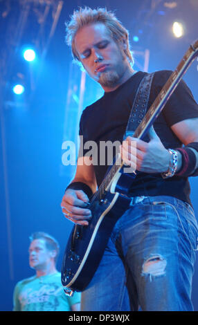 18. Juli 2006; Raleigh, NC, USA; Gitarrist MATT ROBERTS von der Band 3 führt Doors Down live als ihre 2006 macht, die eine Haltestelle am Alltel Pavillon vorhanden. Obligatorische Credit: Foto von Jason Moore/ZUMA Press. (©) Copyright 2006 von Jason Moore Stockfoto