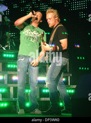 18. Juli 2006; Raleigh, NC, USA; Sänger BRAD ARNOLD und Gitarrist MATT ROBERTS die Band 3 Doors Down live als ihre 2006 macht, die Halt in Alltel Pavillon befindet sich, führt. Obligatorische Credit: Foto von Jason Moore/ZUMA Press. (©) Copyright 2006 von Jason Moore Stockfoto