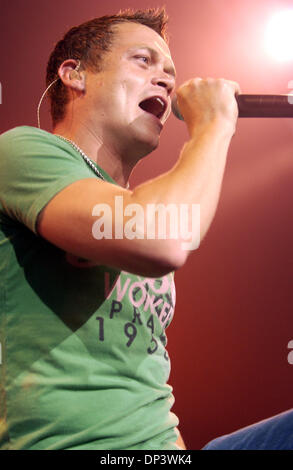 18. Juli 2006; Raleigh, NC, USA; Sänger BRAD ARNOLD von der Band 3 führt Doors Down live als ihre 2006 macht, die eine Haltestelle am Alltel Pavillon vorhanden. Obligatorische Credit: Foto von Jason Moore/ZUMA Press. (©) Copyright 2006 von Jason Moore Stockfoto