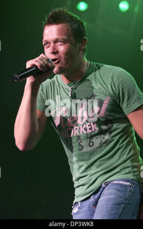 18. Juli 2006; Raleigh, NC, USA; Sänger BRAD ARNOLD von der Band 3 führt Doors Down live als ihre 2006 macht, die eine Haltestelle am Alltel Pavillon vorhanden. Obligatorische Credit: Foto von Jason Moore/ZUMA Press. (©) Copyright 2006 von Jason Moore Stockfoto