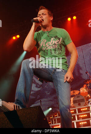 18. Juli 2006; Raleigh, NC, USA; Sänger BRAD ARNOLD von der Band 3 führt Doors Down live als ihre 2006 macht, die eine Haltestelle am Alltel Pavillon vorhanden. Obligatorische Credit: Foto von Jason Moore/ZUMA Press. (©) Copyright 2006 von Jason Moore Stockfoto