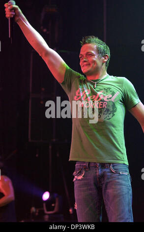 18. Juli 2006; Raleigh, NC, USA; Sänger BRAD ARNOLD von der Band 3 führt Doors Down live als ihre 2006 macht, die eine Haltestelle am Alltel Pavillon vorhanden. Obligatorische Credit: Foto von Jason Moore/ZUMA Press. (©) Copyright 2006 von Jason Moore Stockfoto