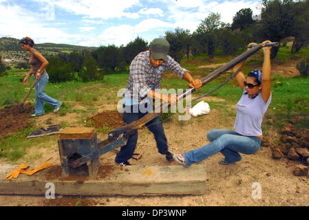 18. Juli 2006; Norogachi, Mexiko; Martha Gonzalez und Christopher Gonzalez kämpfen, um eine Adobe-Ziegel aus der Form entfernen. Sie gehören zu einer Gruppe von UTSa-Architektur-Studenten, die in Norogachi, Mexiko, dazu beitragen, eine Schule für die Tarahumara-Indianer bauen. Das Projekt ermöglicht den Studierenden, Bauplanung und Techniken erlernen. 18. Juli 2006. Obligatorische Credit: Foto von Billy Ca Stockfoto