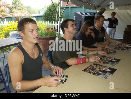 18. Juli 2006; Raleigh, NC, USA; Nehmen Sie sich Zeit mit Fans zu erfüllen, bevor unter der Bühne im Alltel-Pavillon befindet sich in Raleigh Musiker 3 Doors Down. Obligatorische Credit: Foto von Jason Moore/ZUMA Press. (©) Copyright 2006 von Jason Moore Stockfoto