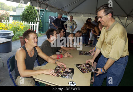 18. Juli 2006; Raleigh, NC, USA; Nehmen Sie sich Zeit mit Fans zu erfüllen, bevor unter der Bühne im Alltel-Pavillon befindet sich in Raleigh Musiker 3 Doors Down. Obligatorische Credit: Foto von Jason Moore/ZUMA Press. (©) Copyright 2006 von Jason Moore Stockfoto