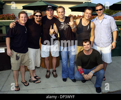 18. Juli 2006; Raleigh, NC, USA; Nehmen Sie sich Zeit mit Fans zu erfüllen, bevor unter der Bühne im Alltel-Pavillon befindet sich in Raleigh Musiker 3 Doors Down. Im Bild (L-R) 3 Doors Down Tourmanager Sharkey, 3 Doors Down Bandmitglieder, Carolina Hurricanes Kapitän Rod Brind' Amour (3. von links) und Hurrikane Spieler Erick Cole (ganz rechts) obligatorische Credit: Foto von Jason Moore/ZUMA Press Stockfoto