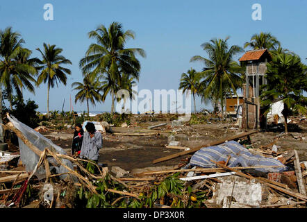 19. Juli 2006; Ciamis, West-Java, Indonesien; Indonesien-paar Rina und Dadi sammeln benutzbare Gegenstände aus ihrem Haus, das von Montages Tsunami in Pangandaran Strandbereich mitgerissen. Ein Tsunami traf die Küste der indonesischen Insel Java und hat mehr als 550 Leben, verlassen über 600 verletzt, rund 38.000 anderen wurden durch die Katastrophe vertrieben. Ein Erdbeben rund 240 km bene Stockfoto