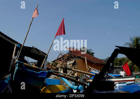 19. Juli 2006; Ciamis, West-Java, Indonesien; Angelboote/Fischerboote Zersiedelung auf dem Boden nach Montages Tsunami in Pangandaran Strandbereich weggefegt. Ein Tsunami traf die Küste der indonesischen Insel Java und hat mehr als 550 Leben, verlassen über 600 verletzt, rund 38.000 anderen wurden durch die Katastrophe vertrieben. Ein Erdbeben rund 240km unter dem Meeresboden verursacht die gia Stockfoto