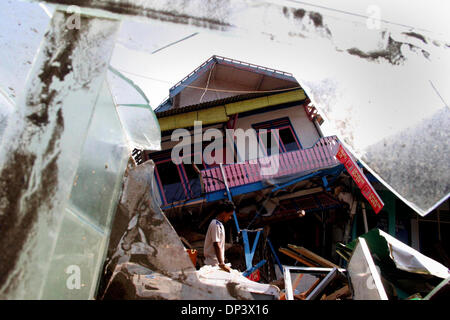 19. Juli 2006; Ciamis, West-Java, Indonesien; Ein Bewohner geht durch ein zerstörtes Haus am Mittwoch die zwei Tage zuvor vom Tsunami getroffen. Ein Tsunami traf die Küste der indonesischen Insel Java und hat mehr als 550 Leben, verlassen über 600 verletzt, rund 38.000 anderen wurden durch die Katastrophe vertrieben. Ein Erdbeben rund 240km unter dem Meeresboden verursacht riesige bla Stockfoto