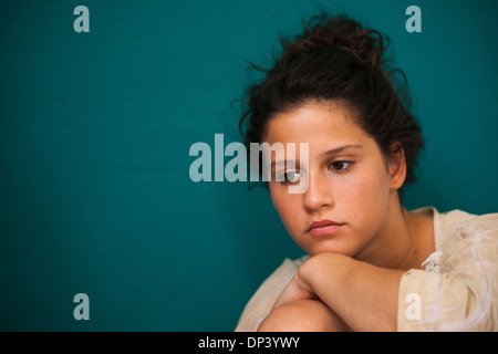 Porträt von Teenager Mädchen, auf der Suche nach unten Stockfoto