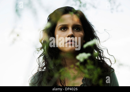 Porträt von Teenager Mädchen draußen in der Natur, Blick in die Ferne, Deutschland Stockfoto