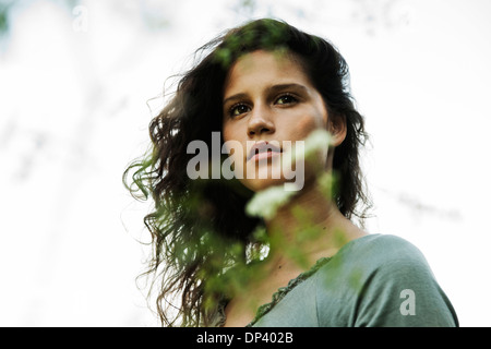 Porträt von Teenager Mädchen draußen in der Natur, Blick in die Ferne, Deutschland Stockfoto