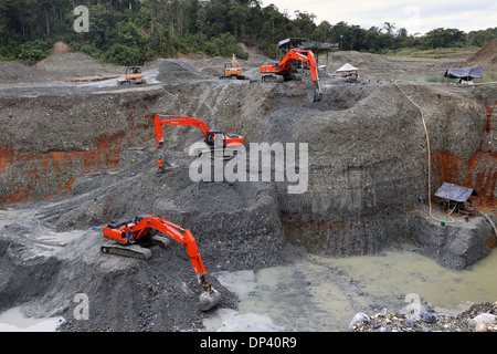 Bagger in einem Tagebau Goldmine in Columbia, Provinz Chocó, Lateinamerika Stockfoto