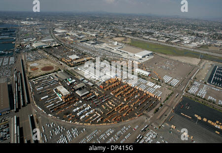 20. Juli 2006; National City, Kalifornien, USA; Der Bereich, der gegen die 24th Street Marine Terminal zwischen Bay Marina fahren, auf der Nordseite und 32nd Street im Süden, eines der möglichen Standorte für ein neues Stadion für die San Diego Chargers sichert.   Obligatorische Credit: Foto von Howard Lipin/SDU-T/ZUMA Press. (©) Copyright 2006 by SDU-T Stockfoto