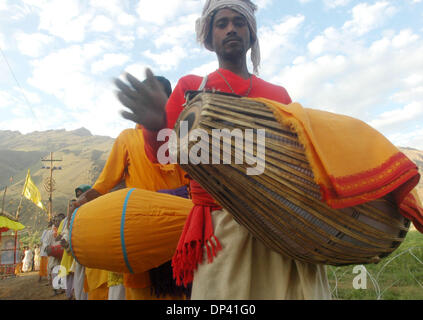 20. Juli 2006; Drass, Kaschmir, Indien; Verwandten beten für die toten Soldaten am Kriegerdenkmal in Drass, 250 Kilometer nordöstlich von Srinagar, Hauptstadt des indischen Kaschmir verabreicht. Indien feiert den 7. Jahrestag der Kargil-Krieg, die gegen Eindringlinge aus Pakistan Seite gekämpft wurde. Es wird geschätzt, dass Indien 550 Soldaten verloren. Obligatorische Credit: Foto von Altaf Zarga Stockfoto