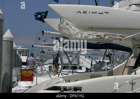 21. Juli 2006; San Diego, CA, USA; Das dritte jährliche San Diego Sommer Boat Show diese Woche eröffnet im Sheraton Harbor Island. Es wird über das Wochenende laufen.  Obligatorische Credit: Foto von Peggy Peattie/SDU-T/ZUMA Press. (©) Copyright 2006 by SDU-T Stockfoto