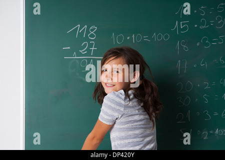 Mädchen stehen im Klassenzimmer vor der Tafel Dong mathematische Fragen, Deutschland Stockfoto