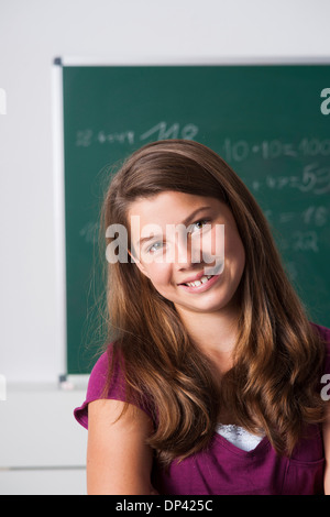 Porträt eines Mädchens im Klassenzimmer, Deutschland Stockfoto