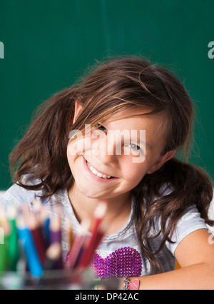 Close-up Portrait von Mädchen sitzen am Schreibtisch im Klassenzimmer, Deutschland Stockfoto