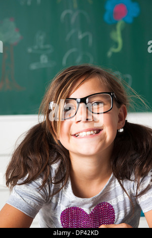 Close-up Portrait von Mädchen sitzen am Schreibtisch im Klassenzimmer, Deutschland Stockfoto