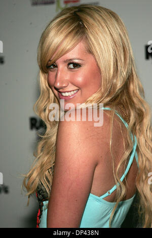 22. Juli 2006; Anaheim, CA, USA; ASHLEY TISDALE während Ankünfte am Radio Disney total 10 Geburtstagskonzert am Arrowhead Pond in Anaheim. Obligatorische Credit: Foto von Jerome Ware/ZUMA Press. (©) Copyright 2006 von Jerome Ware Stockfoto