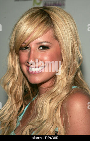 22. Juli 2006; Anaheim, CA, USA; ASHLEY TISDALE während Ankünfte am Radio Disney total 10 Geburtstagskonzert am Arrowhead Pond in Anaheim. Obligatorische Credit: Foto von Jerome Ware/ZUMA Press. (©) Copyright 2006 von Jerome Ware Stockfoto