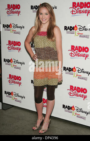 22. Juli 2006; Anaheim, CA, USA; EMILY OSMENT während Ankünfte am Radio Disney total 10 Geburtstagskonzert am Arrowhead Pond in Anaheim. Obligatorische Credit: Foto von Jerome Ware/ZUMA Press. (©) Copyright 2006 von Jerome Ware Stockfoto