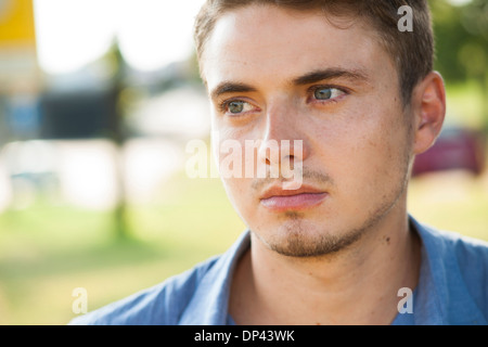 Close-up Portrait des jungen Mannes im Freien, Deutschland Stockfoto